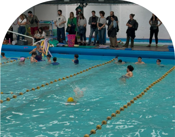 Personas mirando una competencia de natación
